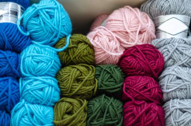 Tuhafiyede yün rulo yığını