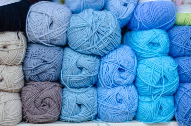 Tuhafiyede yün rulo yığını