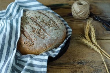 Tahta masada ev yapımı ekmek..