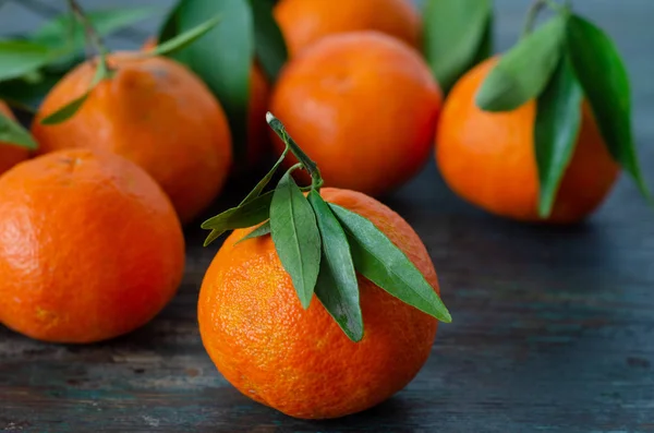 Fresh mandarins and leaf on the wooden table — ストック写真