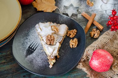 Ev yapımı elmalı turta ve ceviz..