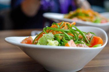 Beyaz kasede ton balıklı sağlıklı salata..