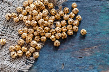 Ahşap masada kızarmış nohut.