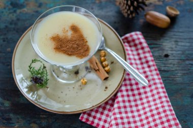 Geleneksel Türk içeceği; tarçın çubuklu boza ve civciv