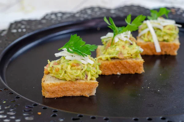 Traditional mexican homemade guacamole sauce — Stock Photo, Image