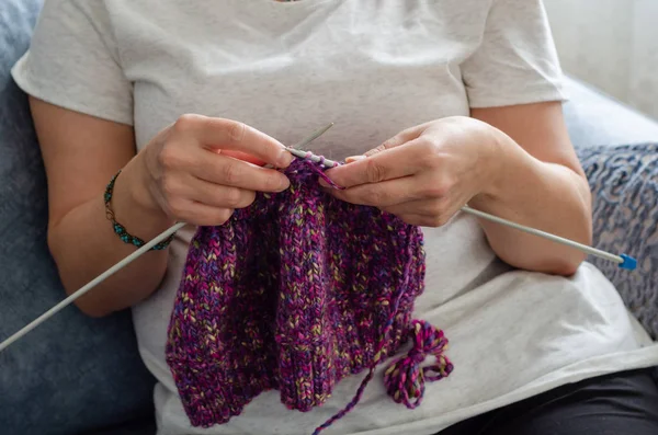 Gros plan des mains tricotant à la maison — Photo
