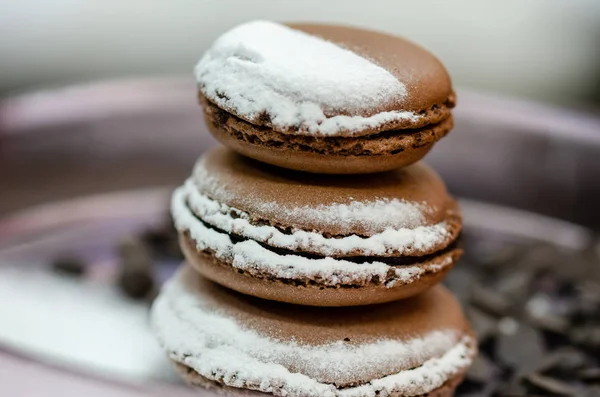 Macarrones franceses con azúcar en polvo, y chocolate, Primer plano — Foto de Stock