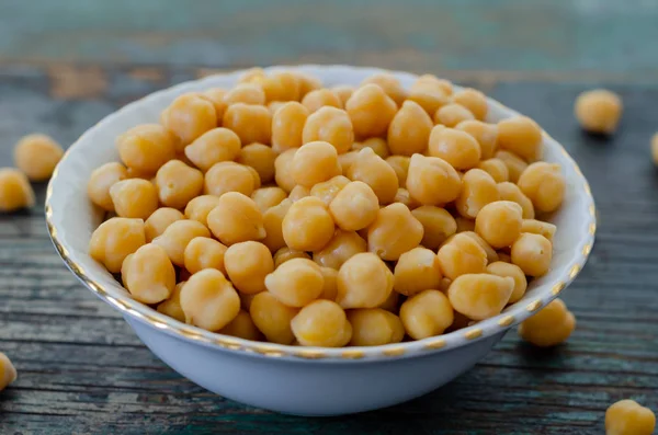 A Bowl of cooked chickpeas on the wooden table -, close up — 스톡 사진