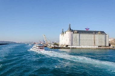 Tarihi Haydarpaşa İstasyonu ve şehir hatları feribotları