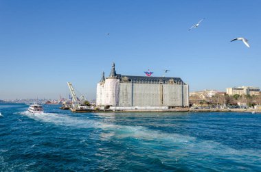 Tarihi Haydarpaşa İstasyonu ve şehir hatları feribotları