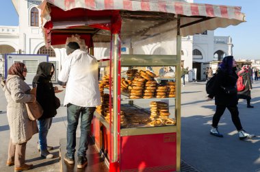 İstanbul 'da sokakta Türk simidi ve simit tezgahı