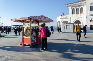 İstanbul 'da sokakta Türk simidi ve simit tezgahı