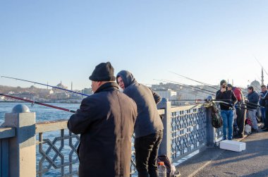 Balıkçılar Galata Köprüsü 'nde balık avlıyorlar. Altın Boynuz  