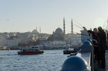 Balıkçılar Galata Köprüsü 'nde balık avlıyorlar. Altın Boynuz  