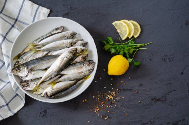 Lezzetli taze balık, aromatik otlar, baharatlar ve limon. Akdeniz mutfağı. Üst Manzara. Sağlıklı ve diyet gıda konsepti. Pişirmek için çiğ balık