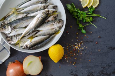 Lezzetli taze balık, aromatik otlar, baharatlar ve limon. Akdeniz mutfağı. Üst Manzara. Sağlıklı ve diyet gıda konsepti. Pişirmek için çiğ balık