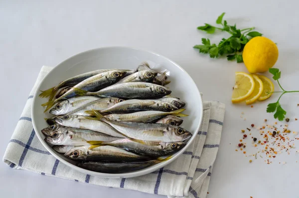 Delicioso Pescado Fresco Hierbas Aromáticas Especias Limón Fondo Blanco —  Fotos de Stock