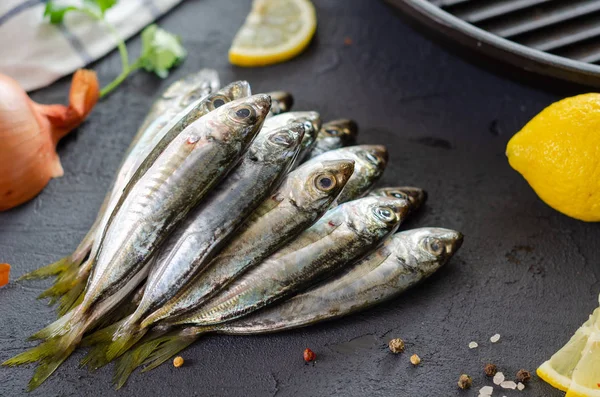 Delicioso Pescado Fresco Hierbas Aromáticas Especias Limón Fondo Negro Cocina —  Fotos de Stock