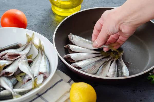 Mujer Está Poniendo Pescado Sartén Para Cocinar Cocina —  Fotos de Stock