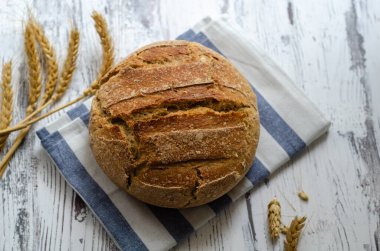 Çizgili peçetede bir somun ev yapımı ekmek. Üst manzara..