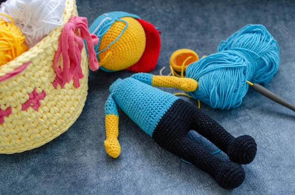 Jouet Amigurumi Fils Colorés Sur Fond Bleu — Photo