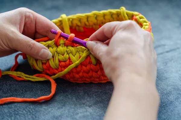 Femme Qui Fait Panier Tricoter Maison — Photo