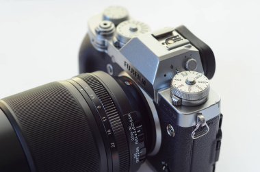 Eskisehir, Türkiye: Mart 01.2020: Fujifilm kamera Xt3 ve beyaz zemin üzerinde 80 mm makro lens.