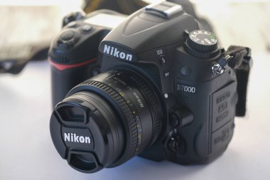 Eskisehir, Türkiye - 01 Mart 2020: Nikon D7000 DSR fotoğraf makinesi ve Nikkor 50 mm lens beyaz arka planda.