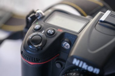 Eskisehir, Türkiye - 01 Mart 2020: Nikon D7000 DSR fotoğraf makinesi Nikkor 50 mm lens, seçici odaklı.