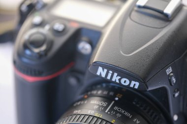Eskisehir, Türkiye - 01 Mart 2020: Nikon D7000 DSR fotoğraf makinesi Nikkor 50 mm lens, seçici odaklı.