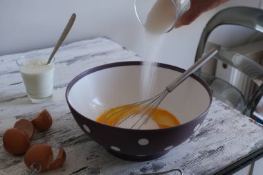 Kadın pasta yapıyor. Pasta hamuru fotoğrafçılığı, makbuz fikri.