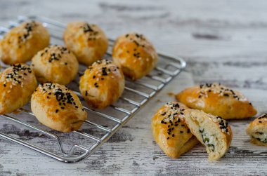 Mutfakta ev yapımı peynirli börek..