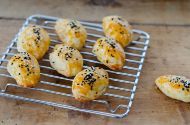 Mutfakta ev yapımı peynirli börek..