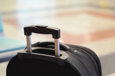 Siyah bavul tren istasyonunda ya da havaalanında.