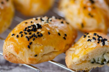 Masada ev yapımı peynirli börek var, kapat..