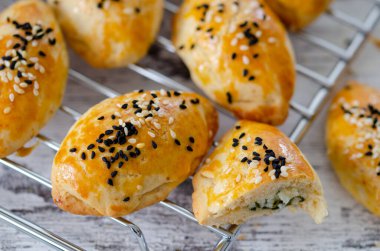 Masada ev yapımı peynirli börek var, kapat..