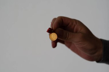 Adamın elinde çeyrek altın var..