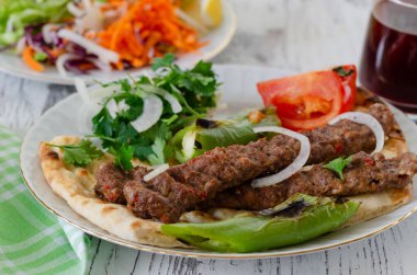 Geleneksel Adana Kebap domatesli ve salatalı..