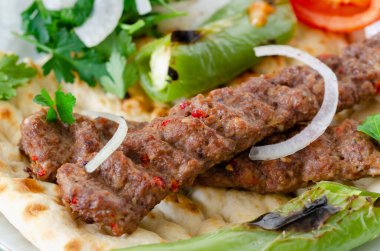 Geleneksel Adana Kebap domatesli ve salatalı..