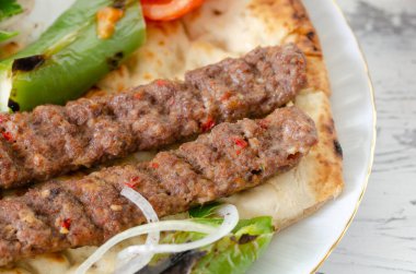 Geleneksel Adana Kebap domatesli ve salatalı..