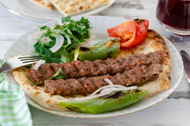 Geleneksel Adana Kebap domatesli ve salatalı..