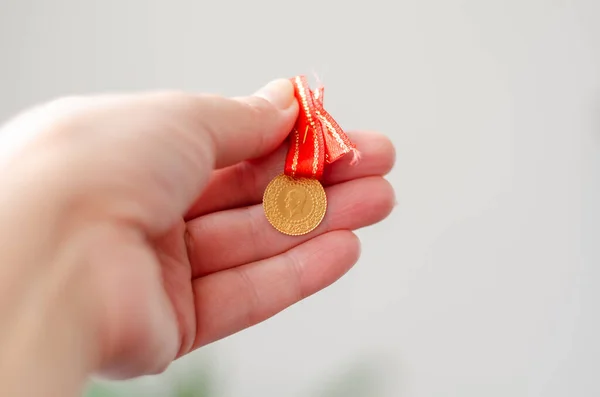 Mujer Tiene Cuarto Oro Mano — Foto de Stock