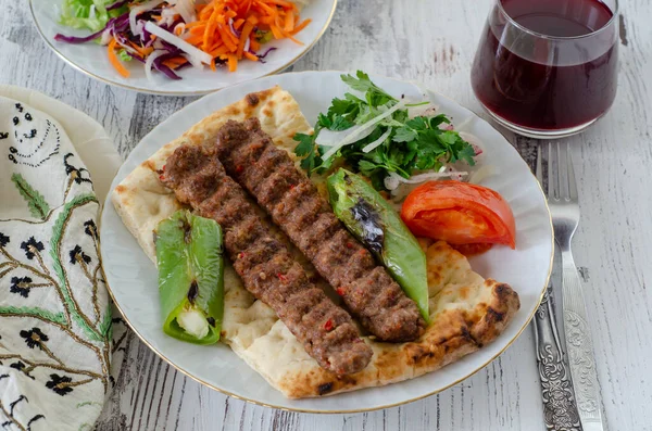 Adana Kebap Tradicional Com Tomate Salada Pão Chato Como Vista — Fotografia de Stock