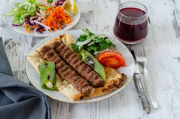 Adana Kebap Tradicional Com Tomate Salada Pão Chato Como Vista — Fotografia de Stock