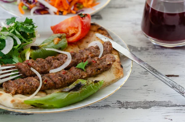 Adana Kebap Tradicional Com Tomate Salada Pão Chato Como Vista — Fotografia de Stock