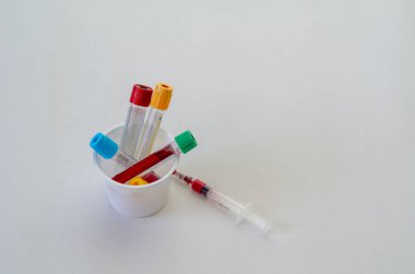 Beyaz arka planda kan örnekleri var..