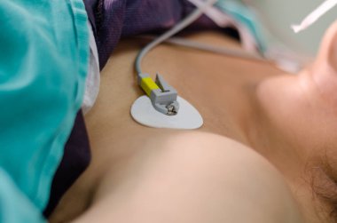 Göğüs kafesinde elektrodlu hasta