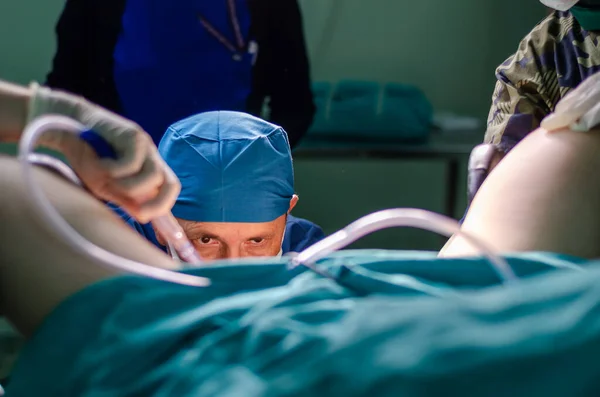 Jinekolojik biyopsi sırasında ameliyathanede cerrah.