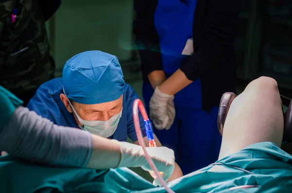 Médico Cirujano Quirófano Durante Biopsia Ginecológica —  Fotos de Stock