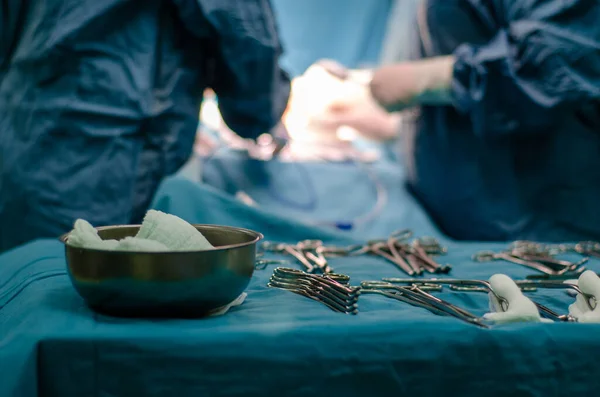 Herramientas Quirúrgicas Exhibidas Una Mesa Quirúrgica Mientras Los Cirujanos Operan —  Fotos de Stock